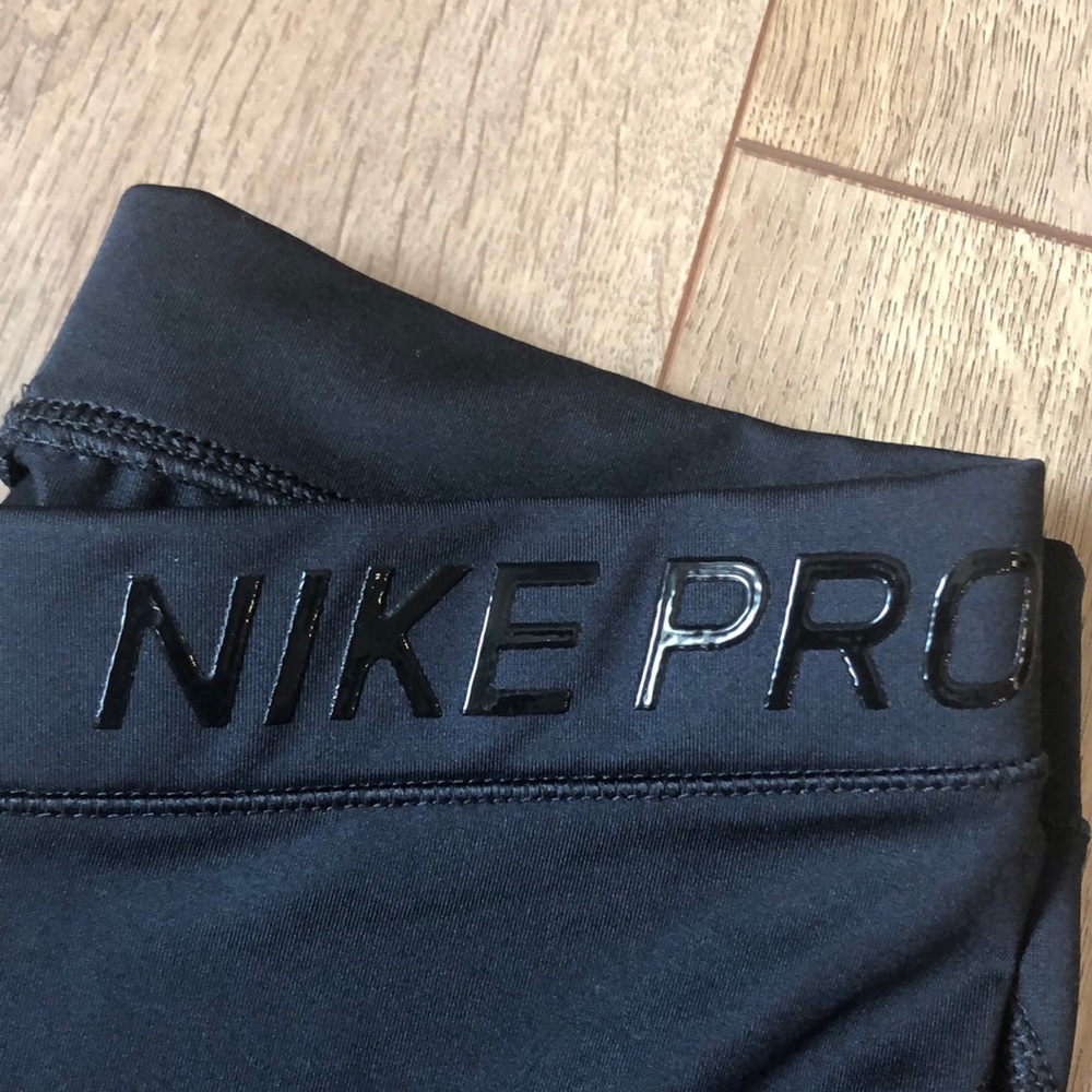 Nike Pro HyperCool Mid Rise Training Crops - Picture 5 of 9